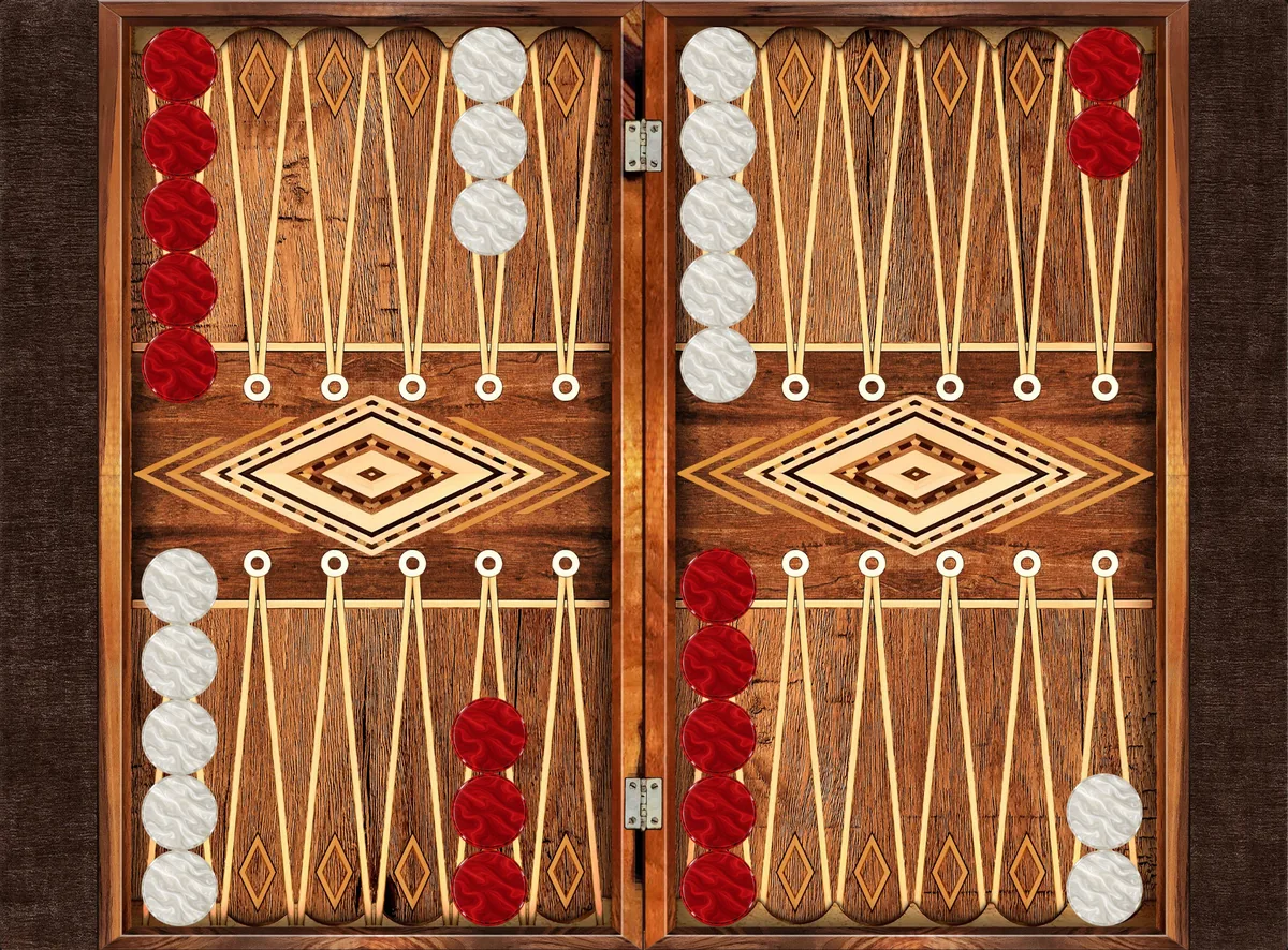 Takhteh-Brett (persisches Backgammon) aus traditionellem Einlegeholz in der Standardstartaufstellung – 15 Steine pro Spieler: 2 auf dem 24-Punkt, 5 auf dem 13-Punkt, 3 auf dem 8-Punkt und 5 auf dem 6-Punkt, identisch mit dem internationalen Backgammon.